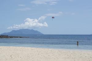 Featured Image for 2017-07-14-Silhouette-island-jet-ski-paragliding.jpg